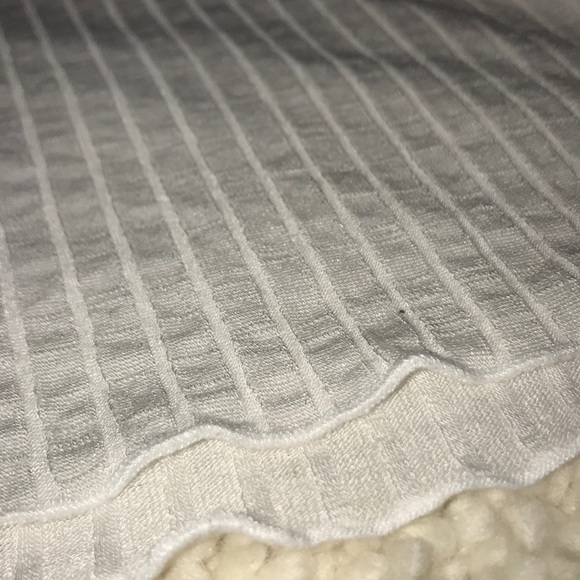 White ribbed lettuce edge top - Picture 3 of 4